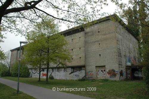 © bunkerpictures - Luftschutz Hochbunker